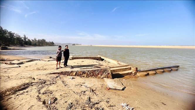 Tại khu vực gần cửa sông Lý Hòa (Quảng Trị), nơi từng là vùng nuôi tôm của người dân thôn Nam, sóng biển đã cuốn trôi toàn bộ các dãy nhà tạm và công trình sản xuất. Ảnh: Nguyên Linh-TTXVN