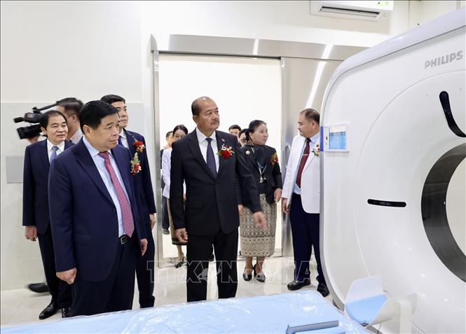 Các đại biểu Việt Nam - Lào tham quan phòng chức năng của Bệnh viện. Ảnh: TTXVN phát