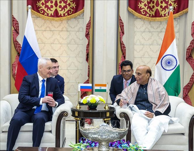 Bộ trưởng Quốc phòng Ấn Độ Rajnath Singh và Bộ trưởng Quốc phòng Nga Andrei Belousov tại cuộc gặp ở New Delhi, Ấn Độ, ngày 4/12/2025. Ảnh: ANI/TTXVN