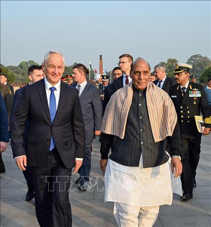 Bộ trưởng Quốc phòng Ấn Độ Rajnath Singh và Bộ trưởng Quốc phòng Nga Andrei Belousov tại cuộc gặp ở New Delhi, Ấn Độ, ngày 4/12/2025. Ảnh: ANI/TTXVN