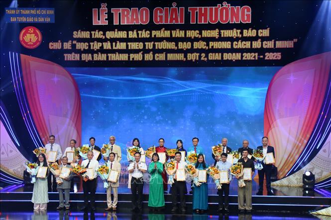 Trao giải cho các tác giả có tác phẩm tiêu biểu ở khối phong trào. Ảnh: Thu Hương - TTXVN