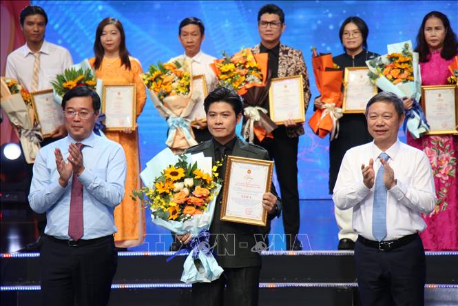 Nhạc sĩ Nguyễn Văn Chung nhận giải A với tác phẩm âm nhạc tiêu biểu “Viết tiếp câu chuyện hòa bình” ở khối chuyên nghiệp báo chí, xuất bản. Ảnh: Thu Hương - TTXVN