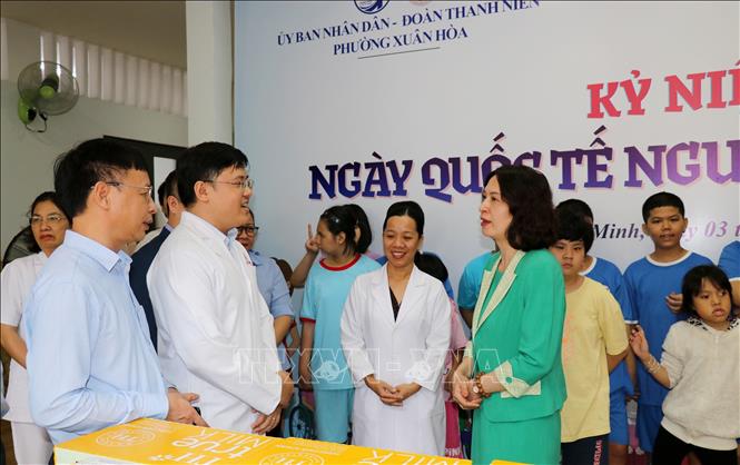 Thứ trưởng Bộ Y tế Nguyễn Thị Liên Hương thăm hỏi động viên cán bộ, y bác sỹ Trung tâm Điều dưỡng, Phục hồi chức năng-Trợ giúp trẻ em và hỗ trợ người khuyết tật nhân Ngày quốc tế người khuyết tật. Ảnh: Thanh Vũ-TTXVN
