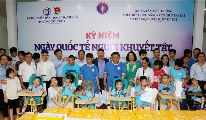 Thứ trưởng Bộ Y tế Nguyễn Thị Liên Hương cùng lãnh đạo và người lao động trung tâm chụp ảnh lưu niệm cùng các trẻ khuyết tật tại Trung tâm Điều dưỡng, Phục hồi chức năng-Trợ giúp trẻ em và hỗ trợ người khuyết tật. Ảnh: Thanh Vũ-TTXVN