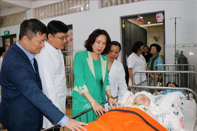 Thứ trưởng Bộ Y tế Nguyễn Thị Liên Hương thăm hỏi, động viên trẻ khuyết tật tại Trung tâm Điều dưỡng, Phục hồi chức năng-Trợ giúp trẻ em và hỗ trợ người khuyết tật. Ảnh: Thanh Vũ-TTXVN