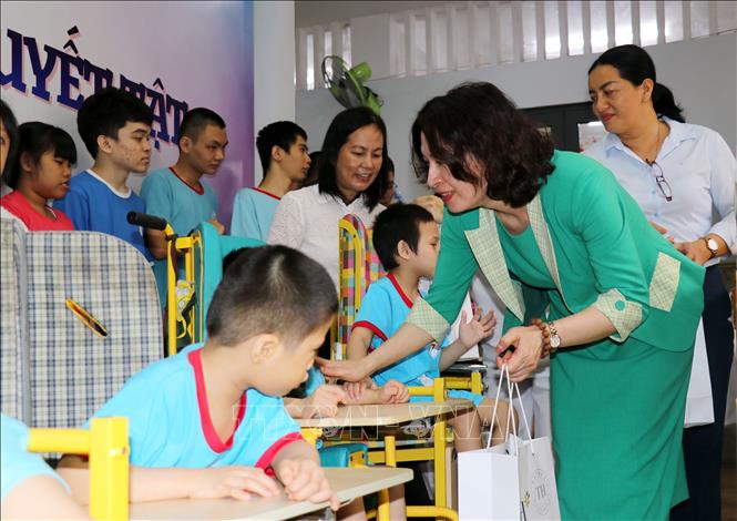Thứ trưởng Bộ Y tế Nguyễn Thị Liên Hương thăm hỏi động viên các trẻ khuyết tật tại Trung tâm Điều dưỡng, Phục hồi chức năng-Trợ giúp trẻ em và hỗ trợ người khuyết tật. Ảnh: Thanh Vũ-TTXVN