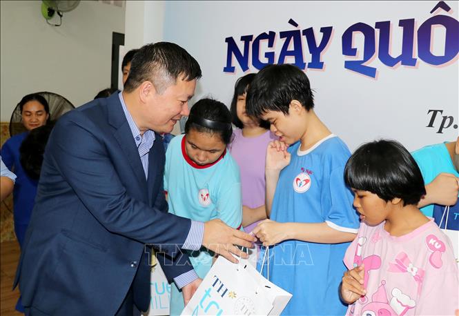 Lãnh đạo Bộ Y tế thăm hỏi động viên cán bộ, y bác sĩ Trung tâm Điều dưỡng, Phục hồi chức năng-Trợ giúp trẻ em và hỗ trợ người khuyết tật nhân Ngày quốc tế người khuyết tật. Ảnh: Thanh Vũ-TTXVN