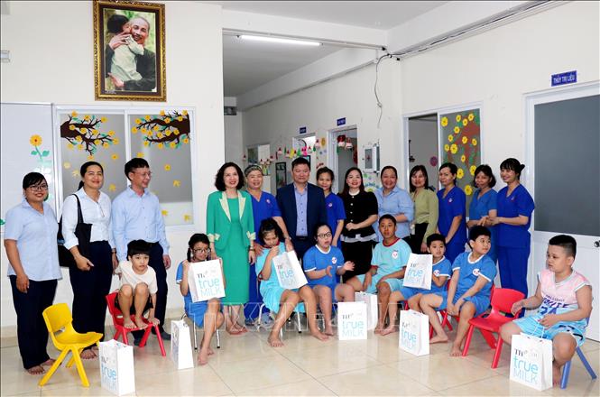 Thứ trưởng Bộ Y tế Nguyễn Thị Liên Hương cùng lãnh đạo và người lao động trung tâm chụp ảnh lưu niệm cùng trẻ khuyết tật tại Trung tâm Điều dưỡng, Phục hồi chức năng-Trợ giúp trẻ em và hỗ trợ người khuyết tật. Ảnh: Thanh Vũ-TTXVN