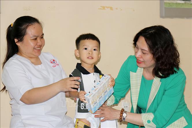 Thứ trưởng Bộ Y tế Nguyễn Thị Liên Hương thăm hỏi động viên trẻ khuyết tật tại Trung tâm Điều dưỡng, Phục hồi chức năng-Trợ giúp trẻ em và hỗ trợ người khuyết tật. Ảnh: Thanh Vũ-TTXVN