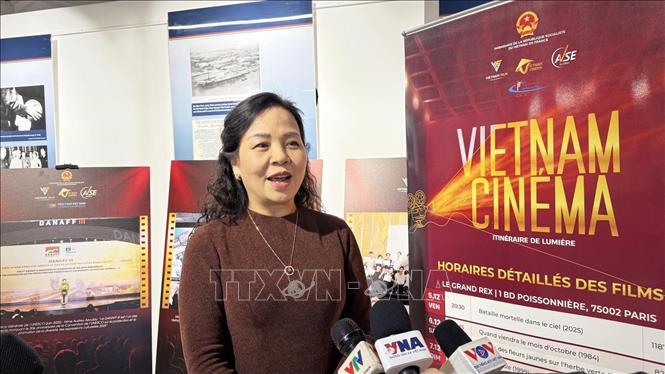 Chủ tịch Hiệp hội Xúc tiến Phát triển Điện ảnh Việt Nam (VFDA) Ngô Phương Lan trao đổi với báo chí bên lề tọa đàm. Ảnh: Hữu Chiến - P/v TTXVN tại Pháp