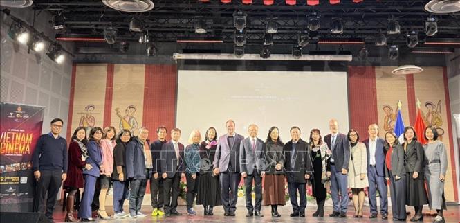 Các diễn giả tham dự tọa đàm “Điện ảnh Việt Nam và Pháp: Cơ hội hợp tác”. Ảnh: Hữu Chiến - P/v TTXVN tại Pháp