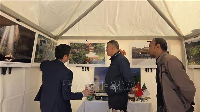 Ông Nguyễn Trung Dũng, Tham tán Đại sứ quán Việt Nam tại Algeria, giới thiệu các danh lam thắng cảnh nổi tiếng của Việt Nam với du khách. Ảnh: Mạnh Hùng – Phóng viên TTXVN tại Algeria 