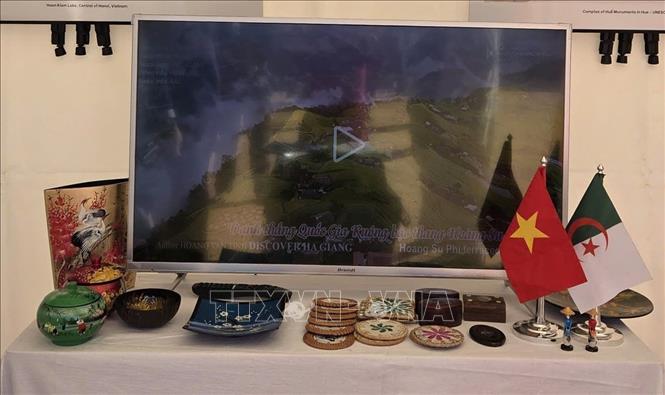 Giới thiệu một số sản phẩm thủ công mỹ nghệ của Việt Nam với du khách quốc tế tại lễ hội. Ảnh: Mạnh Hùng – Phóng viên TTXVN tại Algeria 