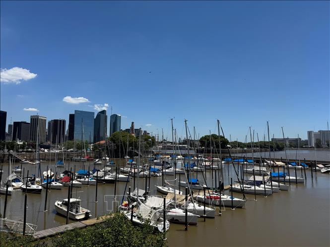 Khu vực trung tâm tài chính thành phố Buenos Aires (Argentina) nhìn từ sông Rio de la Plata. Ảnh: Diệu Hương-PV TTXVN tại Argentina