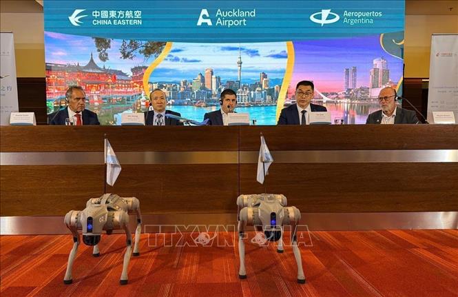 Đại sứ Trung Quốc tại Argentina Wang Wei, Thứ trưởng Du lịch Daniel Scioli cùng đại diện Đại sứ quán New Zealand và hãng China Eastern Airlines họp báo trong lễ đón chuyến bay thẳng đầu tiên từ Thượng Hải tới Buenos Aires tại Sân bay quốc tế Ministro Pistarini ngày 4/12. Ảnh: Diệu Hương - PV TTXVN tại Argentina