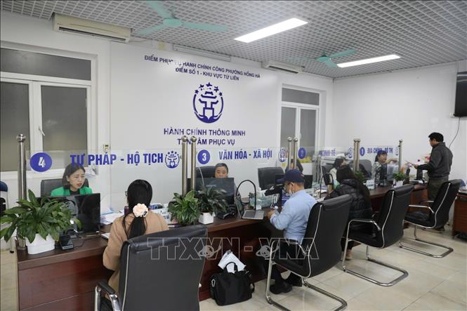 Người dân đến làm thủ tục tại Điểm phục vụ hành chính công phường Hồng Hà, thành phố Hà Nội. Ảnh: Quốc Lũy – TTXVN