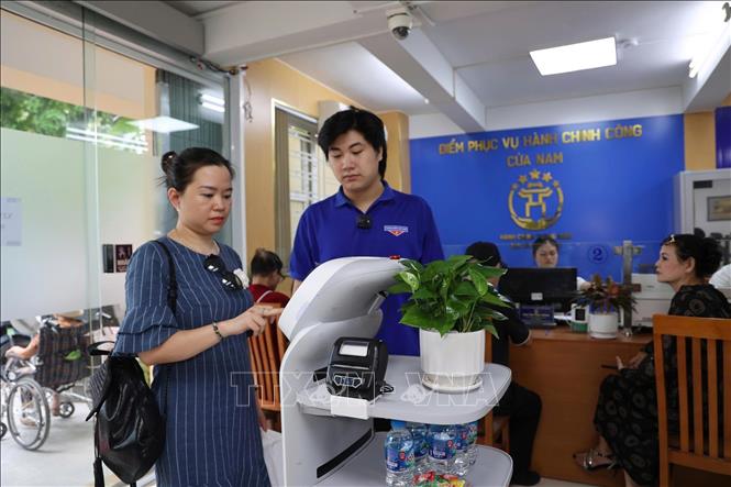 Hướng dẫn người dân làm thủ tục hành chính tại Điểm phục vụ hành chính công phường Cửa Nam, thành phố Hà Nội. Ảnh: Quốc Lũy – TTXVN
