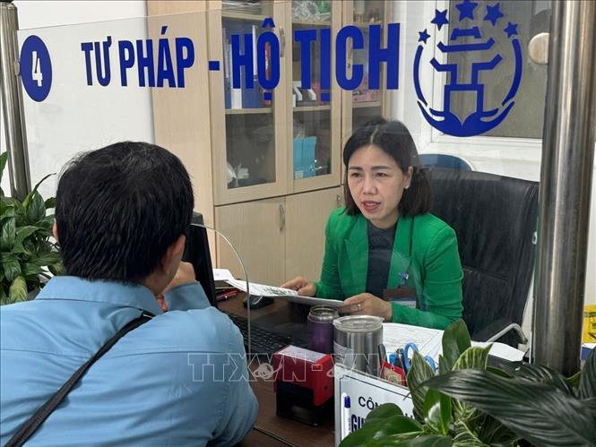 Công chức hành chính công giải đáp thắc mắc của người dân tại Điểm phục vụ hành chính công phường Hồng Hà, thành phố Hà Nội. Ảnh: Quốc Lũy – TTXVN