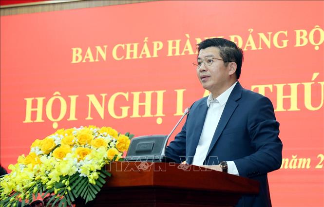 Phó Bí thư Thường trực Tỉnh uỷ Trần Vũ Khiêm báo cáo tình hình xây dựng Đảng tại Hội nghị. Ảnh: Tá Chuyên - TTXVN