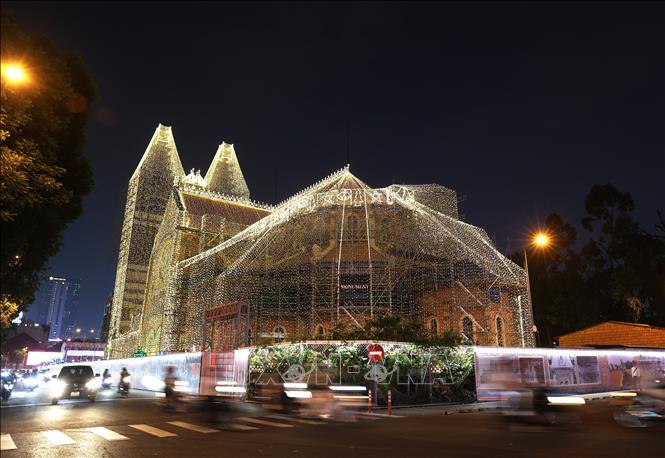Năm nay là năm thứ ba Nhà thờ Đức Bà được trang trí đèn LED, tạo không khí đón Giáng sinh và năm mới 2026, thu hút người dân và khách du lịch đến tham quan. Ảnh: Hồng Đạt - TTXVN 