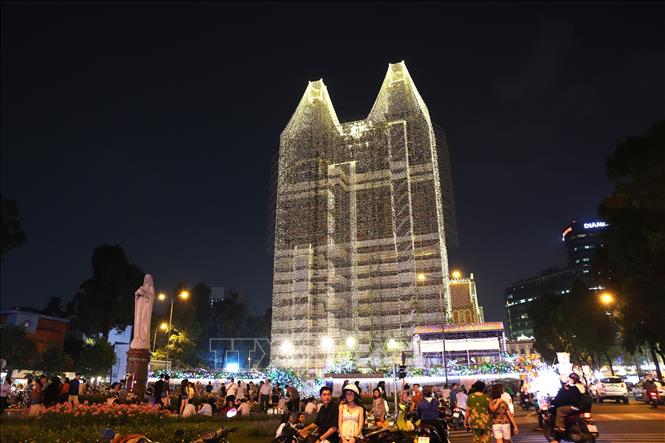 Hơn 1.000 km dây đèn LED phủ kín mặt trước Nhà thờ Đức Bà Sài Gòn và hai tháp chuông, vận hành mỗi tối từ ngày 1/12 đến 5/1/2026. Ảnh: Hồng Đạt - TTXVN 