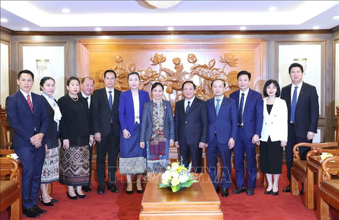 Trưởng Ban Tuyên giáo và Dân vận Trung ương Trịnh Văn Quyết cùng các đồng chí đoàn đại biểu Uỷ ban Trung ương Mặt trận Lào xây dựng Đất nước. Ảnh: Phương Hoa - TTXVN