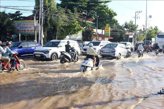 Tuyến đường Nguyễn Thông (phường Phú Thủy, tỉnh Lâm Đồng), nối từ trung tâm Phan Thiết đi Mũi Né nhiều đoạn ngập sâu. Ảnh: Hồng Hiếu - TTXVN