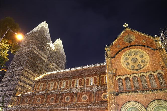 Đèn LED trang trí rực sáng về đêm làm nổi bật kiến trúc nhà thờ Đức Bà. Ảnh: Hồng Đạt - TTXVN 