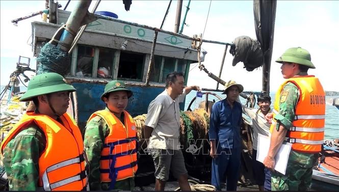 Border guards provide information on IUU fishing fighting to fishermen. VNA Photo: Tá Chuyên 