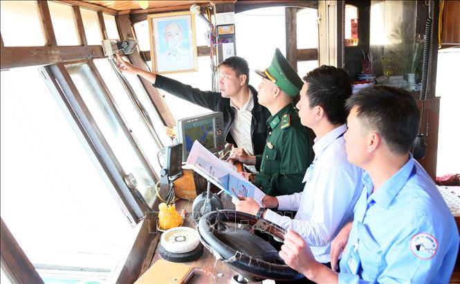 Checking vessel monitoring system (VMS) on fishing boats. VNA Photo: Tá Chuyên