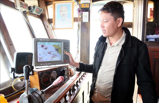 Chẹcking vessel monitoring systmem (VMS) on fishing boats. VNA Photo: Tá Chuyên 