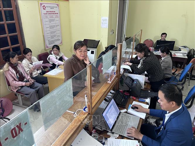 Trung tâm Phục vụ hành chính công xã Môn Sơn, tỉnh Nghệ An, hỗ trợ người dân giải quyết thủ tục hành chính. Ảnh: Bích Huệ - TTXVN