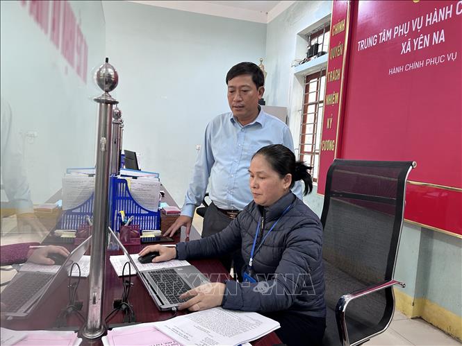 Xã Yên Na đã vận dụng kinh nghiệm của các cán bộ năng động, có kỹ năng chuyên môn vững chắc tại Trung tâm Phục vụ Hành chính công để hỗ trợ các tổ chuyển đổi số trong công tác chuyên môn. Ảnh: Bích Huệ - TTXVN