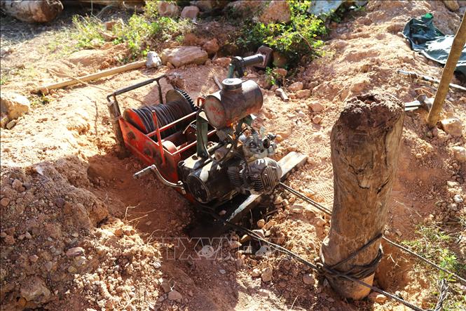 Máy tời để kéo gỗ được sử dụng tại điểm tập kết. Ảnh: Xuân Tiến - TTXVN 