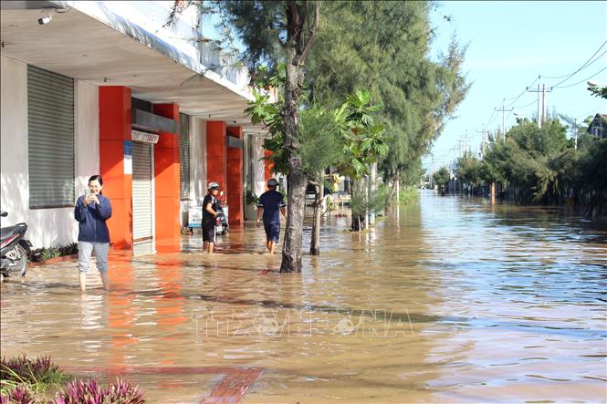 Đường dẫn vào khu sản xuất, chế biến nước mắm ở khu phố Phú Hài 1, phường Phú Thủy (Lâm Đồng) bị ngập nước trong sáng nay. Ảnh: Hồng Hiếu- TTXVN