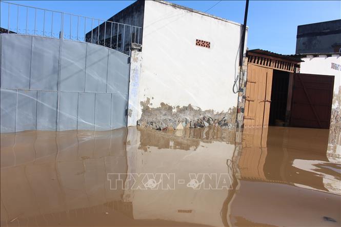 Nhiều cơ sở sản xuất nước mắm ở phường Phú Thủy, tỉnh Lâm Đồng bị ảnh hưởng do nước lũ dâng cao. Ảnh: Hồng Hiếu-TTXVN