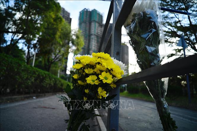 Người dân đặt hoa tưởng niệm các nạn nhân trong vụ cháy chung cư tại Tai Po, Hong Kong (Trung Quốc). Ảnh: THX/TTXVN