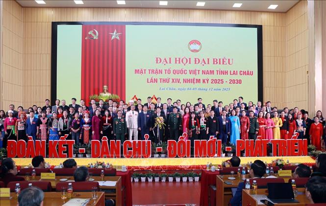 Ban Chấp hành Ủy ban MTTQ Việt Nam tỉnh Lai Châu khóa XIV, nhiệm kỳ 2025-2030, ra mắt Đại hội. Ảnh: Quý Trung - TTXVN
