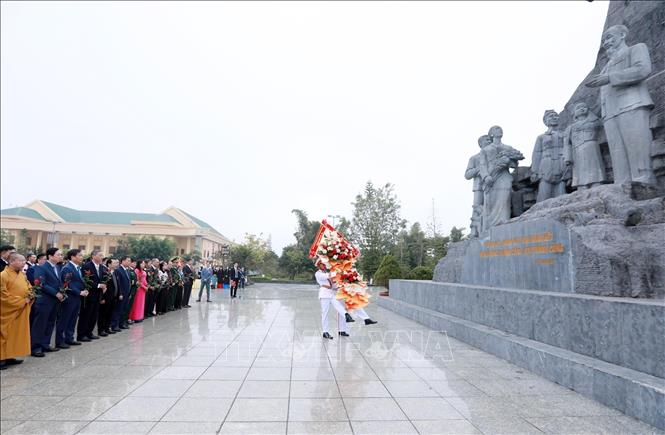 Các đồng chí lãnh đạo và đại biểu dâng hoa tại tượng đài Bác Hồ với các dân tộc tỉnh Lai Châu. Ảnh: Quý Trung - TTXVN