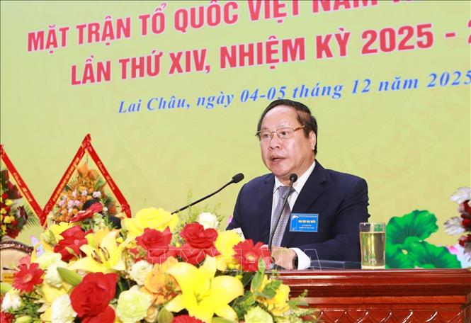 Phó Chủ tịch Thường trực UBND tỉnh Lai Châu Tống Thanh Hải báo cáo tình hình kinh tế - xã hội của địa phương và công tác phối hợp với MTTQ Việt Nam nhiệm kỳ 2024-2029. Ảnh: Quý Trung - TTXVN