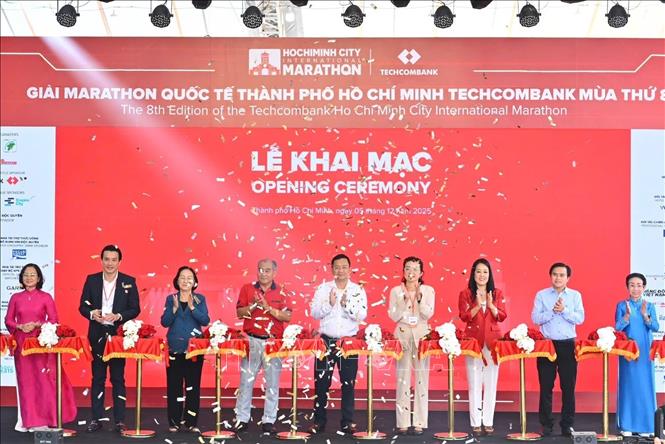 Các đại biểu thực hiện nghi thức khai mạc sự kiện. Ảnh: Mỹ Phương - TTXVN. 