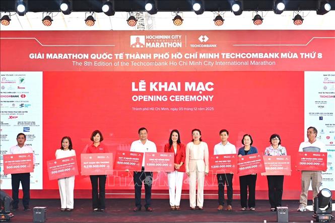 Đại diện Ban tổ chức trao các khoản quyên góp cho nhiều tổ chức an sinh xã hội. Ảnh: Mỹ Phương – TTXVN. 