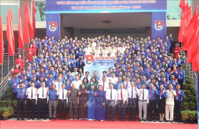 Đại biểu chụp ảnh lưu niệm cùng lãnh đạo tỉnh Tây Ninh. Ảnh: Thanh Bình -TTXVN