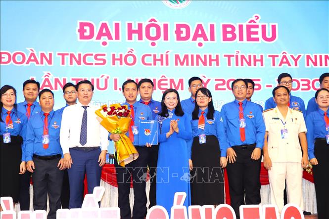 Bí thư BCH Trung ương Đoàn, Chủ tịch Hội đồng Đội Trung ương Nguyễn Phạm Duy Trang chúc mừng Ban chấp hành Đoàn TNCS Hồ Chí Minh tỉnh Tây Ninh lần thứ I, nhiệm kỳ 2025–2030. Ảnh: Thanh Bình -TTXVN