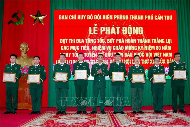 Bộ đội Biên phòng thành phố trao giấy khen cho cá nhân có thành tích tiêu biểu trong thực hiện nhiệm vụ diễn tập phòng thủ khu vực năm 2025. Ảnh: Trung Kiên - TTXVN