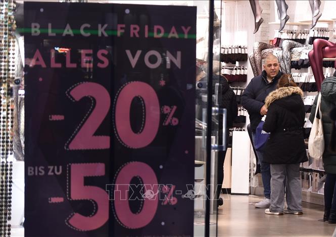 Người dân mua sắm tại Vienna, Áo, ngày 28/11/2025. Ảnh: THX/TTXVN