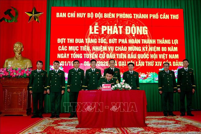 Các đơn vị tiến hành ký kết giao ước thi đua. Ảnh: Trung Kiên - TTXVN