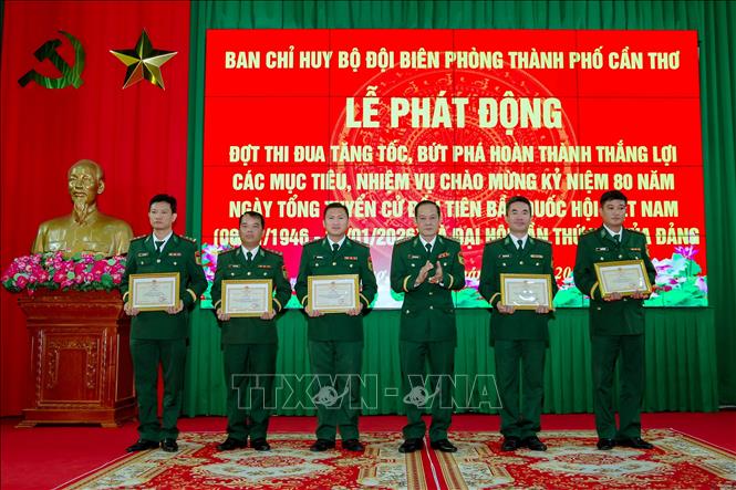 Bộ đội Biên phòng thành phố trao Giấy khen cho tập thể có thành tích tiêu biểu trong thực hiện nhiệm vụ diễn tập phòng thủ khu vực năm 2025. Ảnh: Trung Kiên - TTXVN
