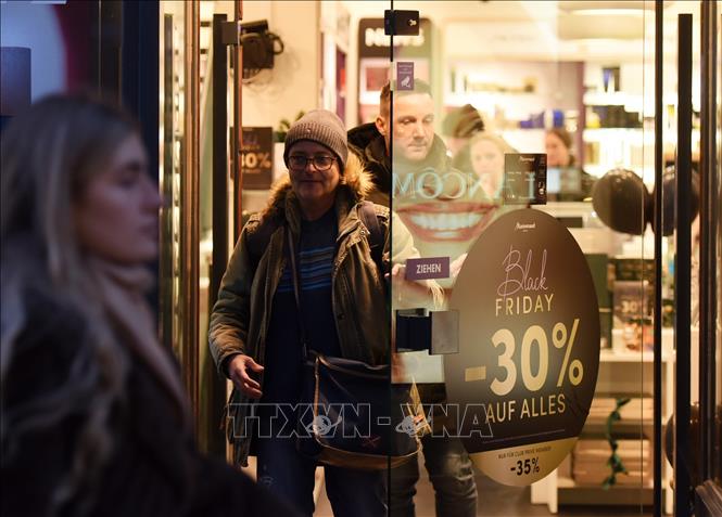 Người dân mua sắm tại Vienna, Áo, ngày 28/11/2025. Ảnh: THX/TTXVN