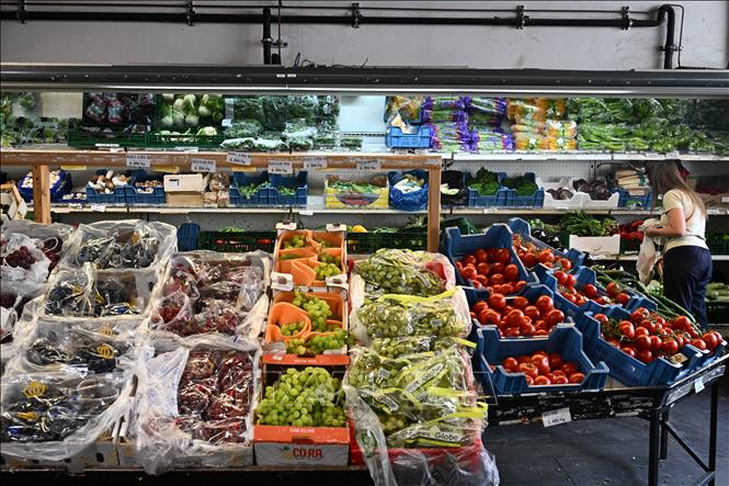 Người dân mua sắm tại siêu thị ở Brussels, Bỉ. Ảnh: THX/TTXVN